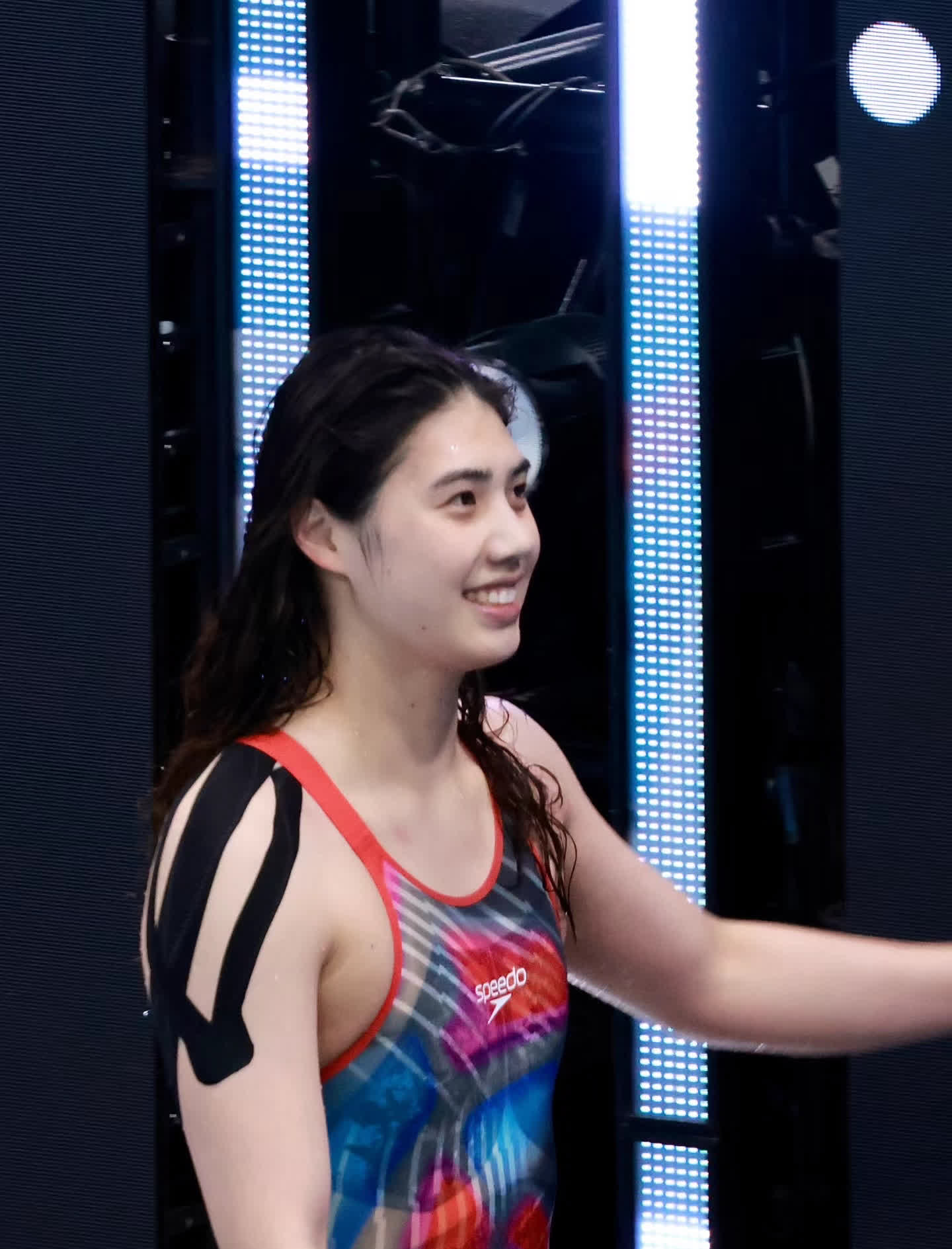 游泳选手争相冲刺，新加坡运动员勇夺桂冠