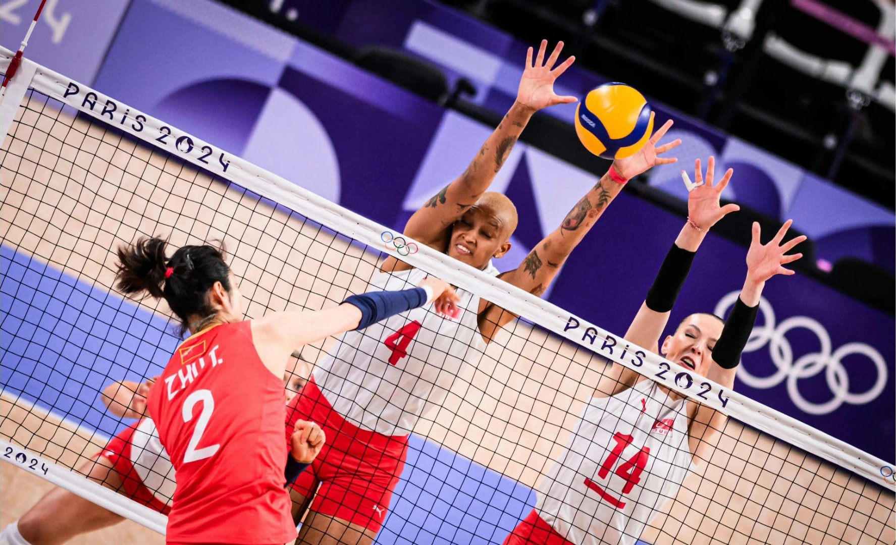 半岛体育网站入口-加拿大女足团队奋起抵抗，逆势夺冠胜利