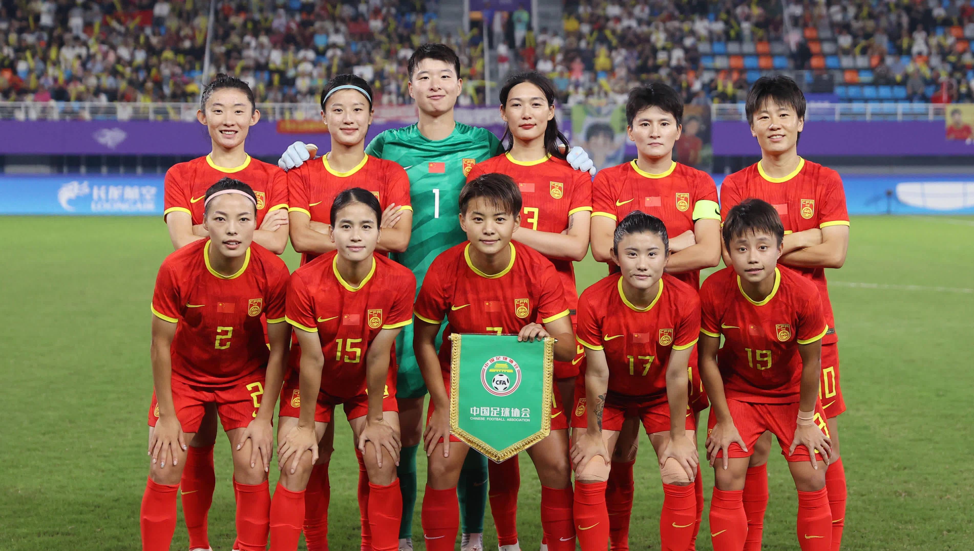 包含中国女足遭遇困难，队员拼尽全力争取胜利！的词条