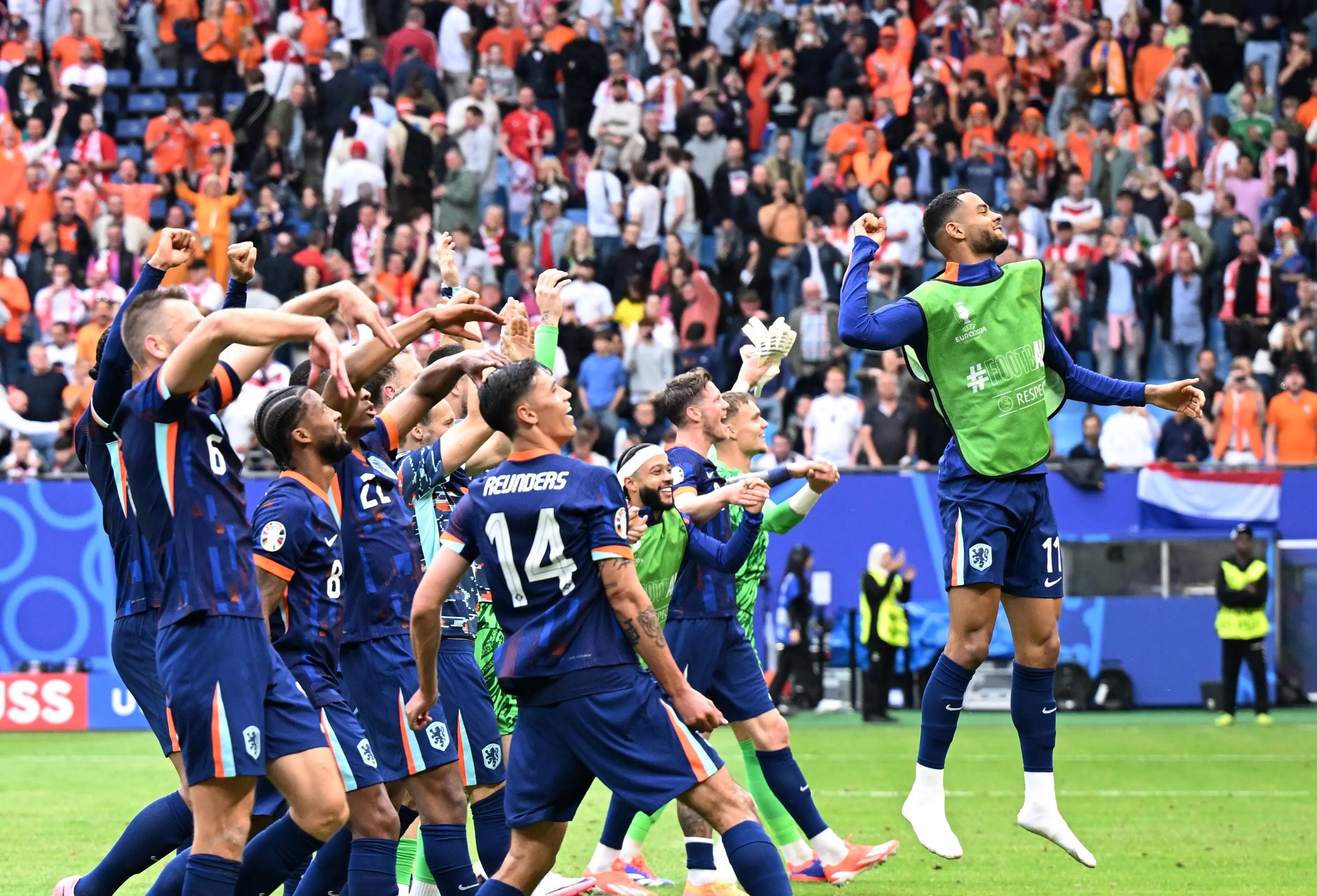 半岛体育vip注册-高水平足球比赛掀起热潮引发狂热追捧的简单介绍