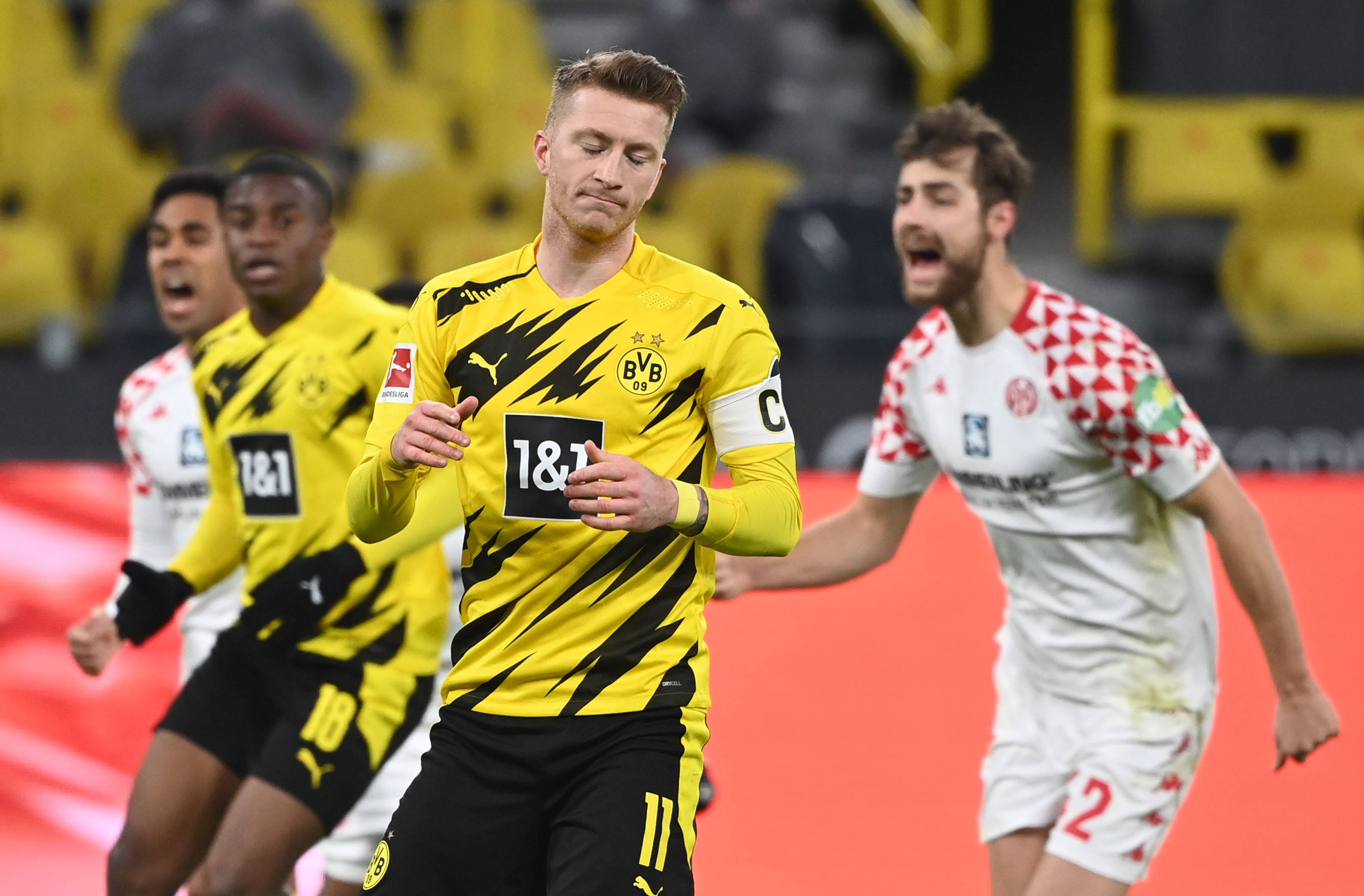 多特蒙德球员在社交媒体上互动亲密，引发猜测的简单介绍