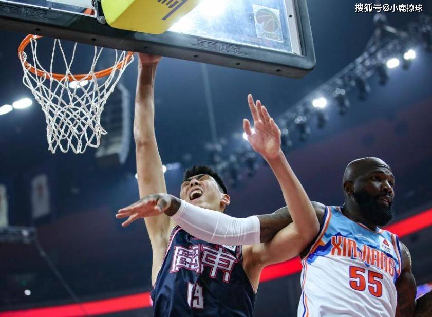 半岛体育链接-中锋球员内线统治力十足，帮助球队获胜