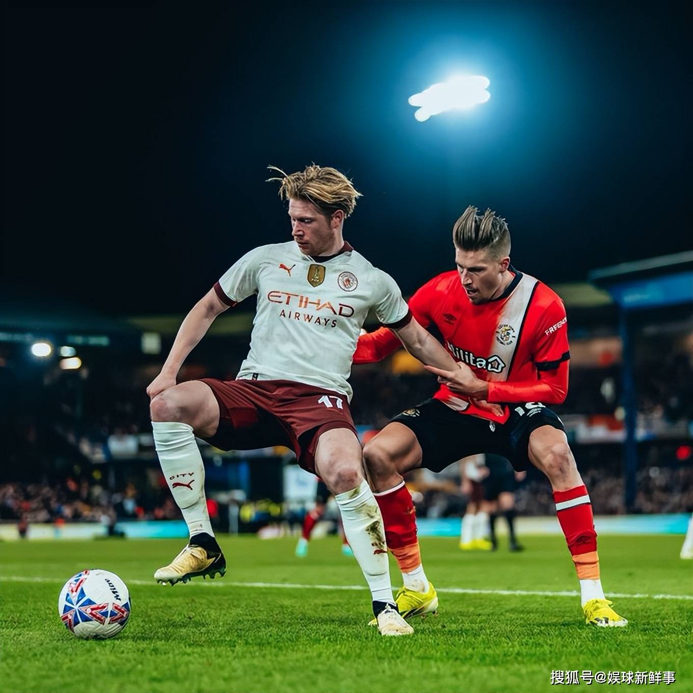 包含黎巴嫩球员大放异彩，帮助球队晋级下一轮的词条