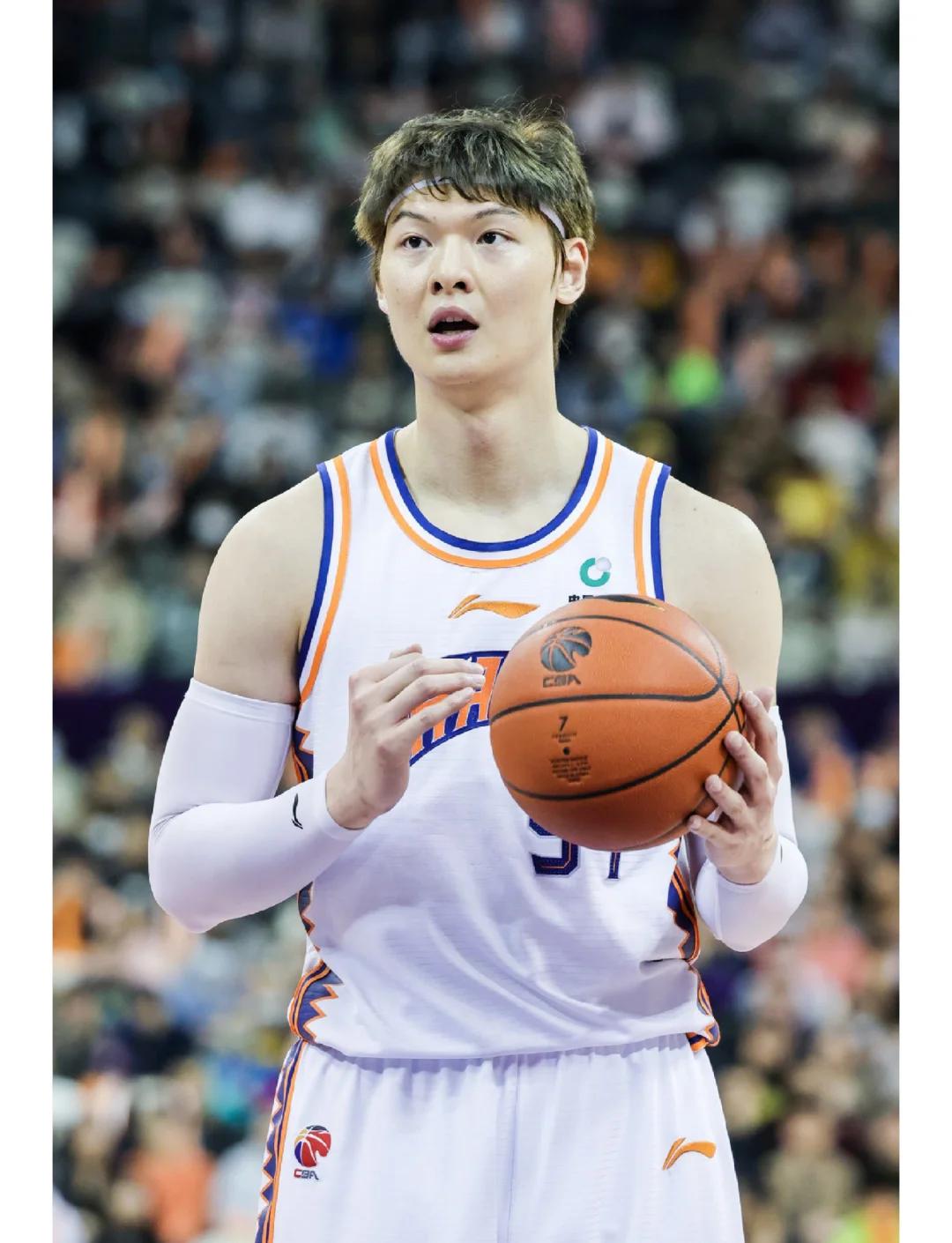 半岛体育在线登录-CBA全明星赛中华队大胜，王哲林荣膺MVP