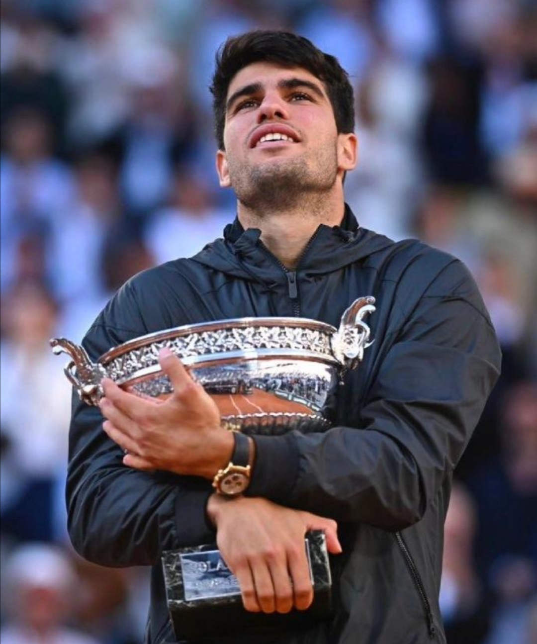 网球比赛：西班牙选手击败对手夺冠