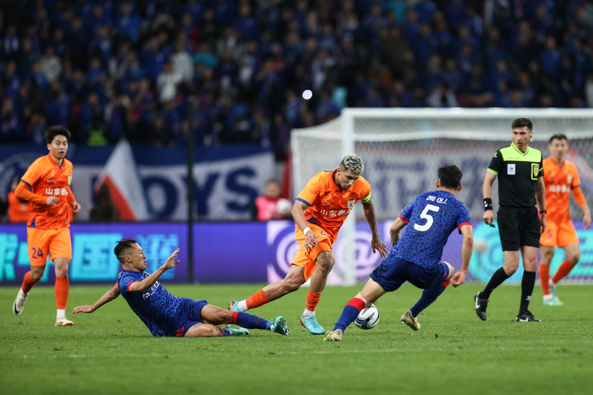 半岛体育新闻-紧张气氛弥漫，比赛悬念高涨